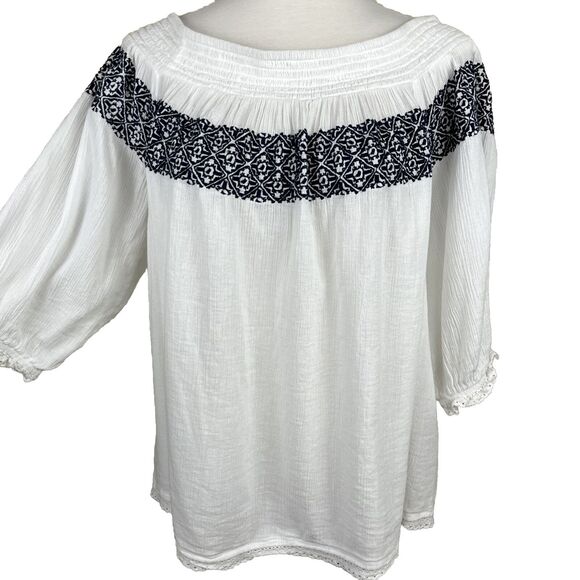 Crown & Ivy Women’s Large White Embroidered Peasant Boho Blouse Top L - Picture 2 of 10